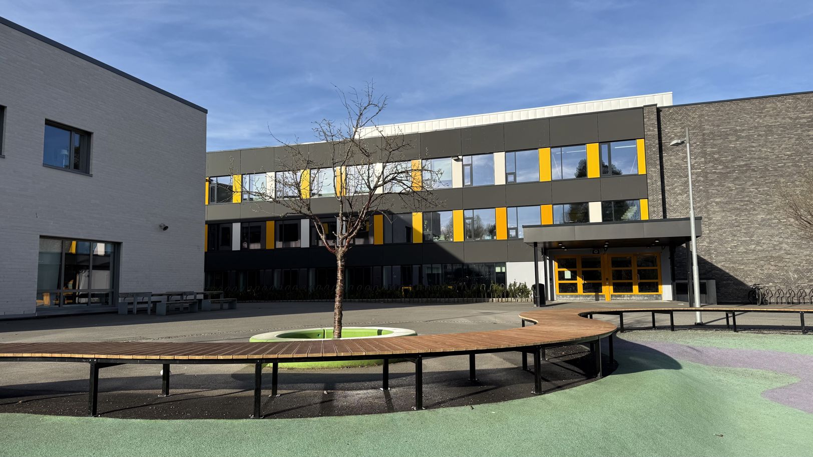 En bygning med stor plen